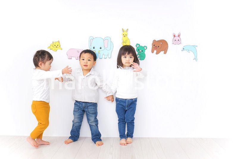 保育園で遊ぶ子供たち