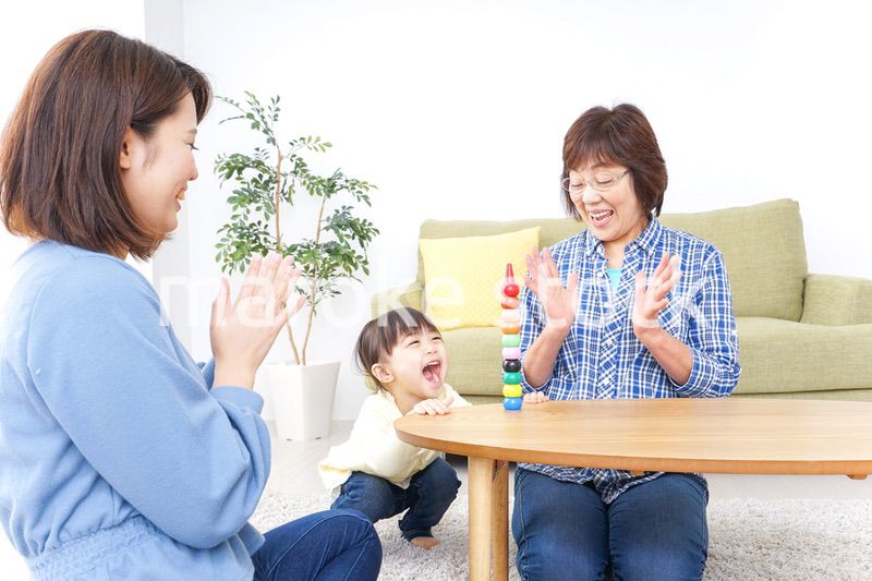 子供と遊ぶ幸せな家族イメージ