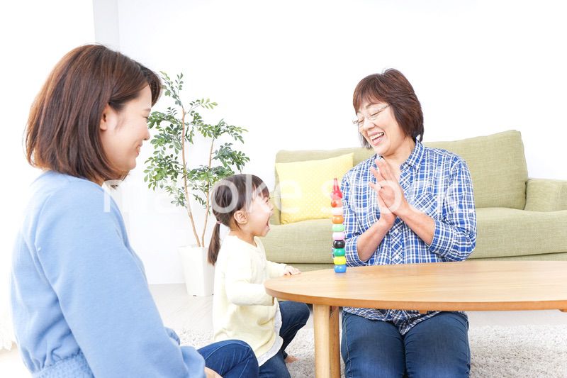 子供と遊ぶ幸せな家族イメージ