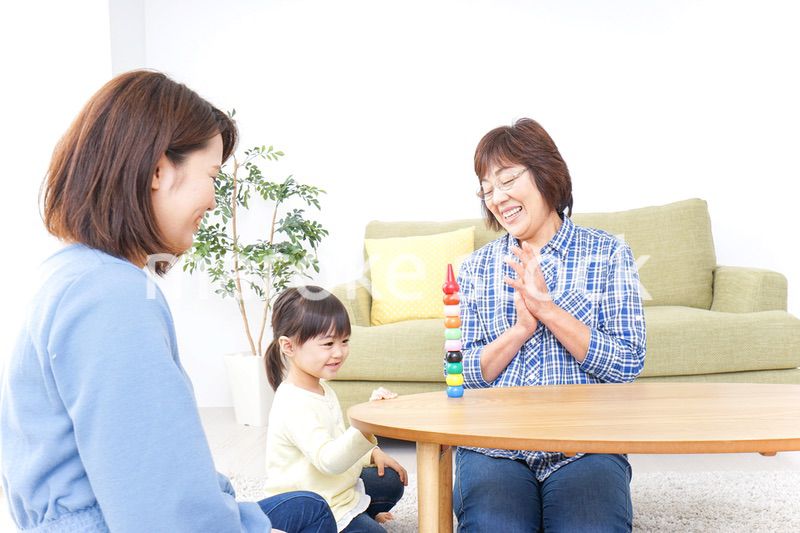 子供と遊ぶ幸せな家族イメージ