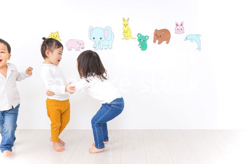 保育園で遊ぶ子供たち