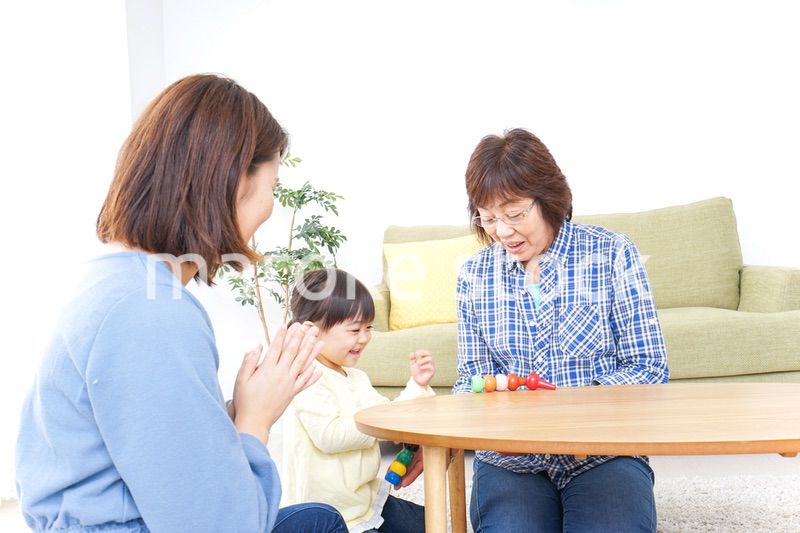 子供と遊ぶ幸せな家族イメージ