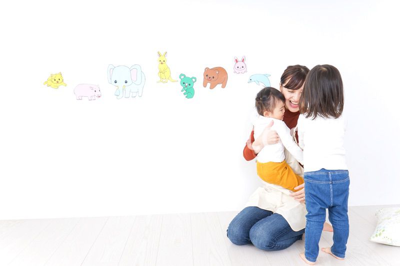 こども園・保育園・幼稚園で遊ぶ子供と先生