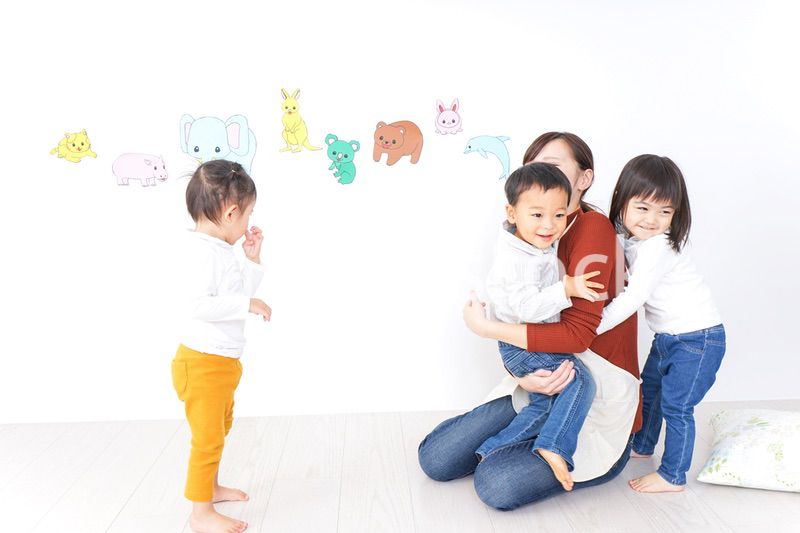 こども園・保育園・幼稚園で遊ぶ子供と先生