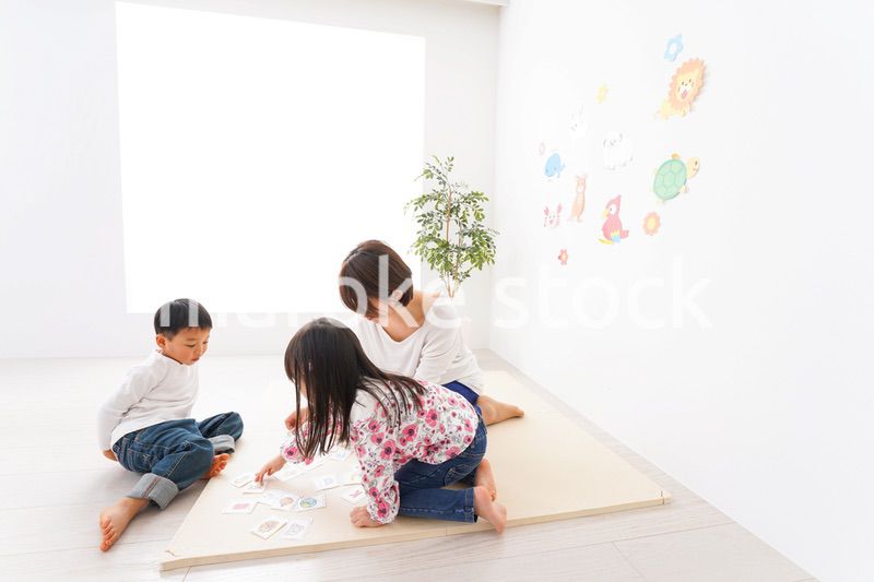 幼稚園の先生と子ども