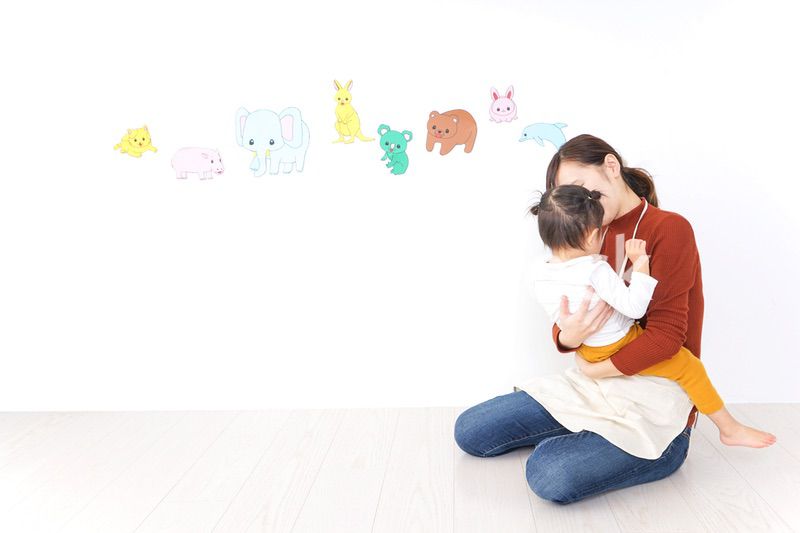 体調不良の子供と保育士