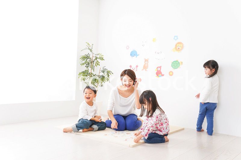 幼稚園の先生と子ども