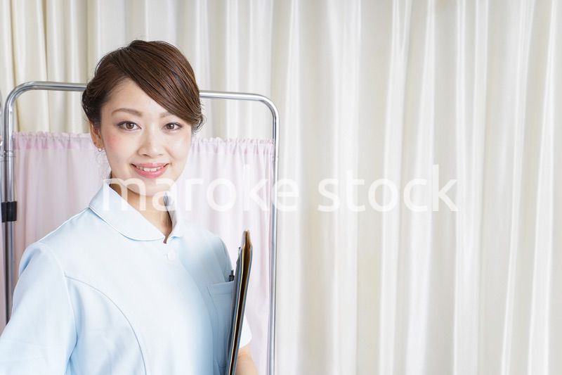 回診をするナース