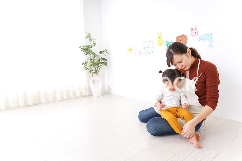 体調不良の子供と保育士