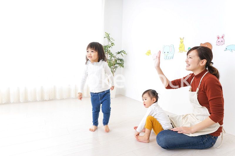 幼稚園で遊ぶ子ども
