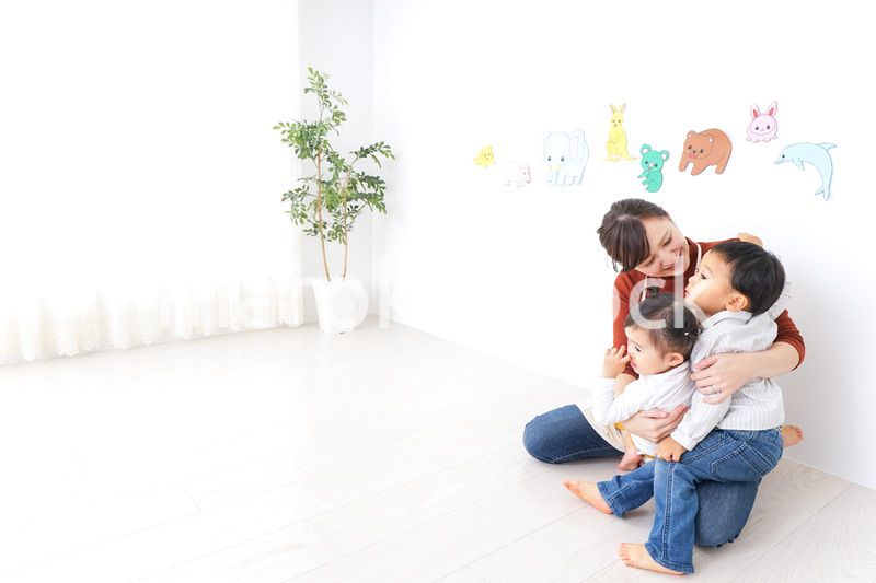 こども園・保育園・幼稚園で遊ぶ子供と先生