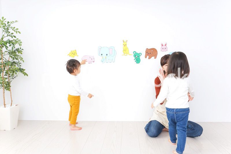 幼稚園で遊ぶ子ども