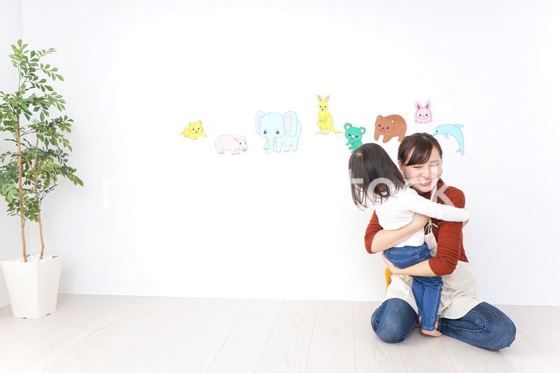 幼稚園で遊ぶ子ども