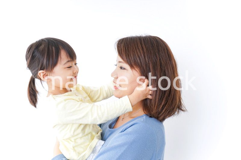 子どもを抱っこする母