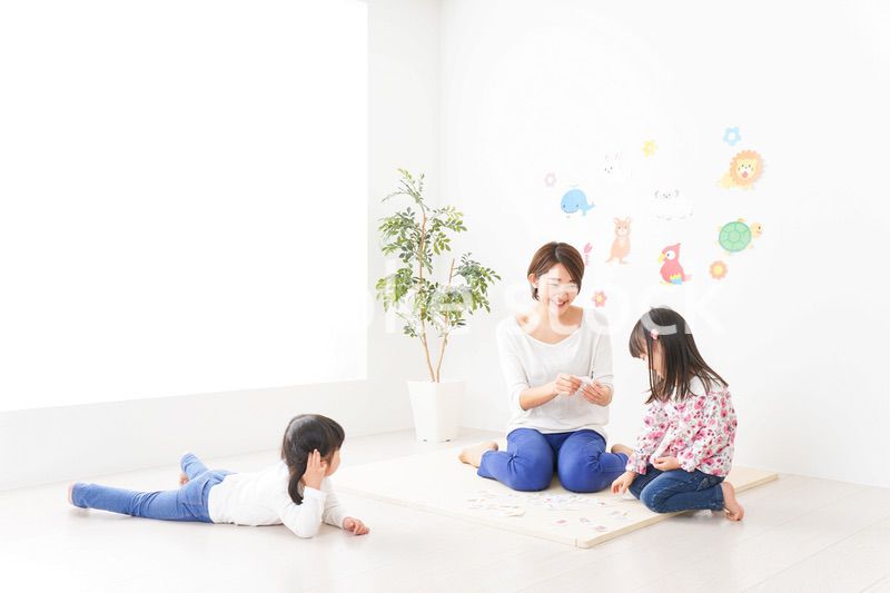 英語教室でカルタをする子どもたち