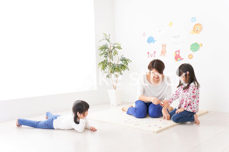 幼稚園の先生と子ども