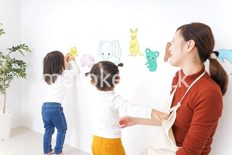 幼稚園で遊ぶ子ども