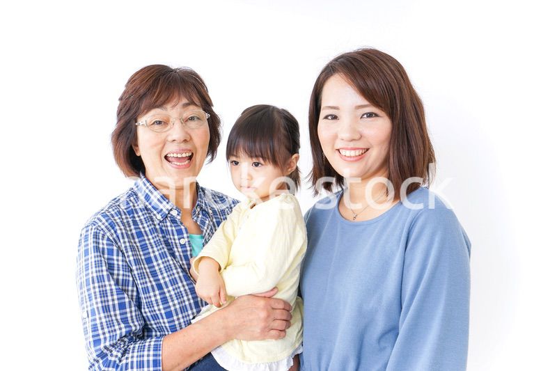 仲良しの子供と母とおばあさん
