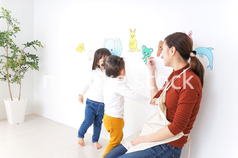 幼稚園で遊ぶ子ども