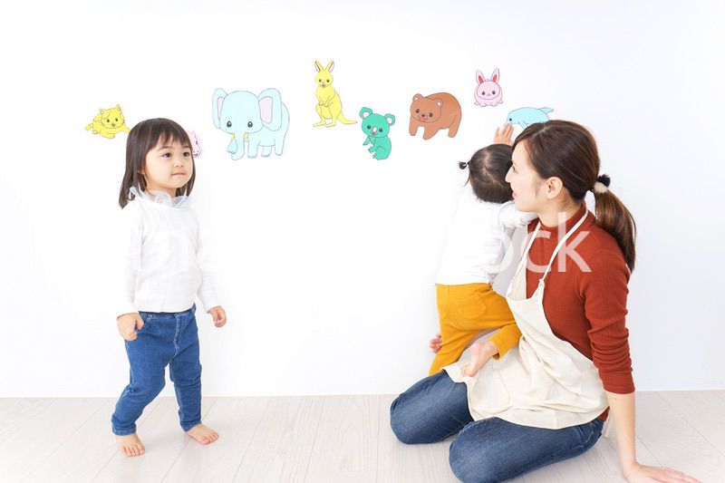 幼稚園で遊ぶ子ども