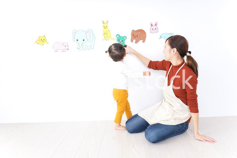 こども園・保育園・幼稚園で遊ぶ子供と先生