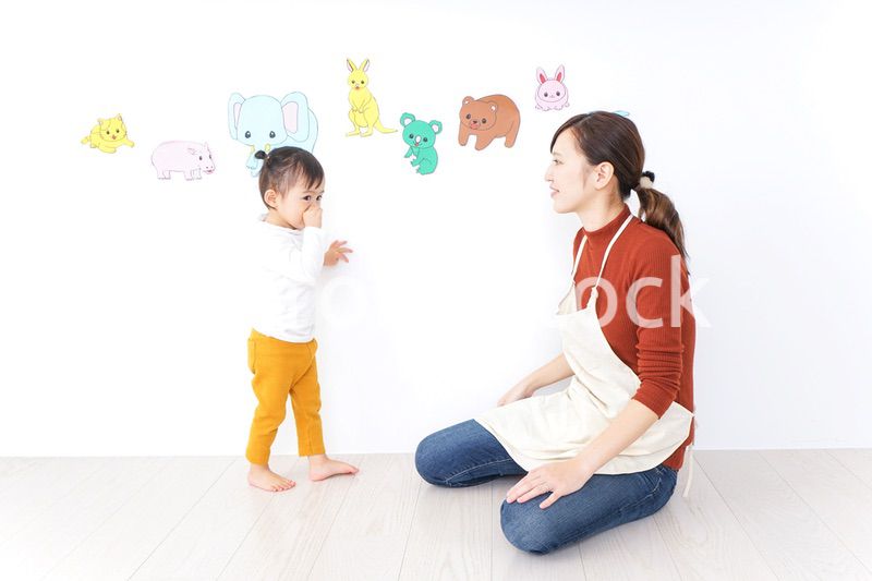 こども園・保育園・幼稚園で遊ぶ子供と先生