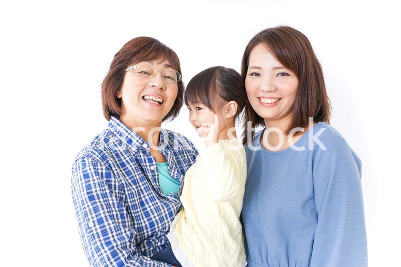 仲良しの子供と母とおばあさん