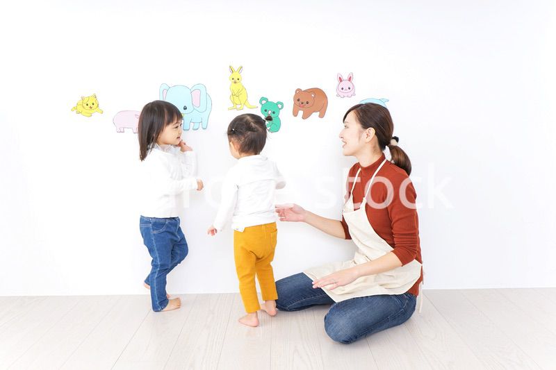 幼稚園で遊ぶ子ども