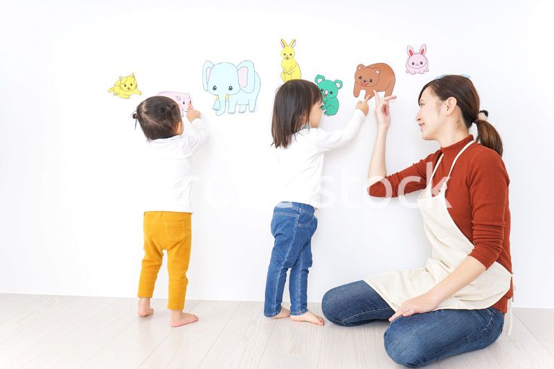 幼稚園で遊ぶ子ども