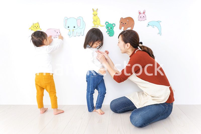 幼稚園で遊ぶ子ども