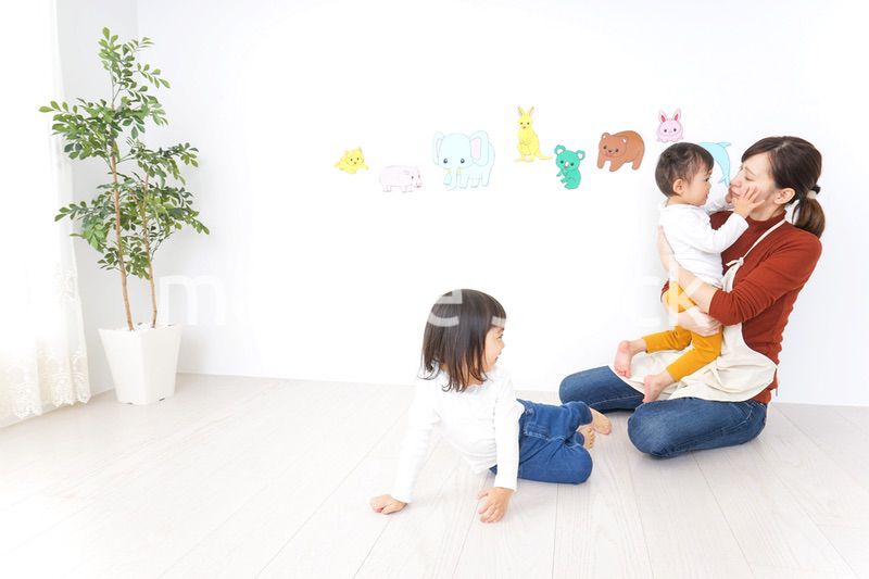 幼稚園で遊ぶ子ども