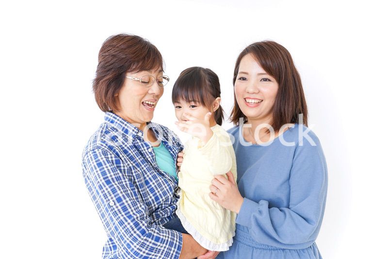 仲良しの子供と母とおばあさん
