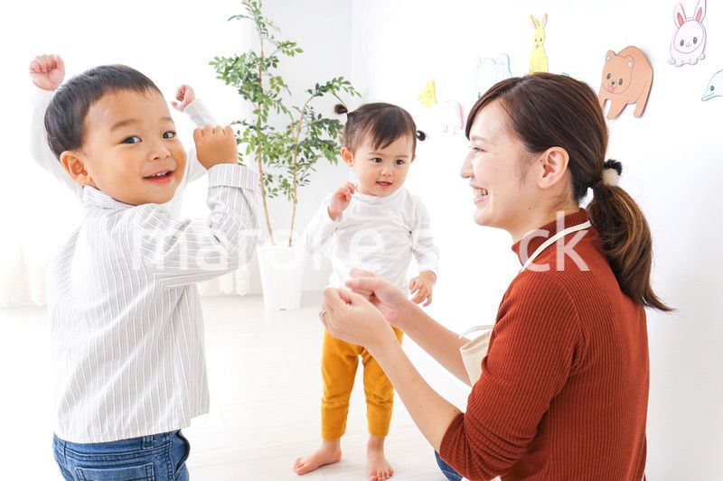 こども園・保育園・幼稚園で遊ぶ子供と先生