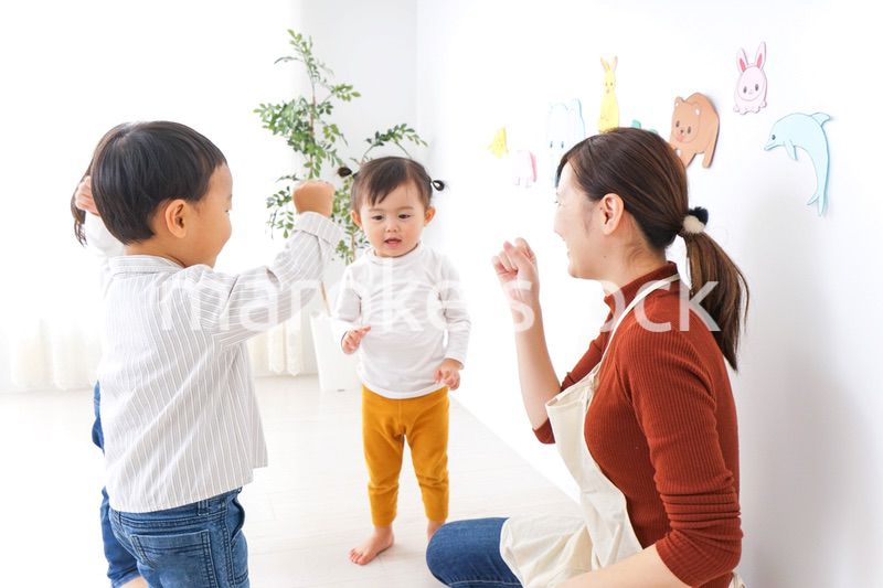 こども園・保育園・幼稚園で遊ぶ子供と先生