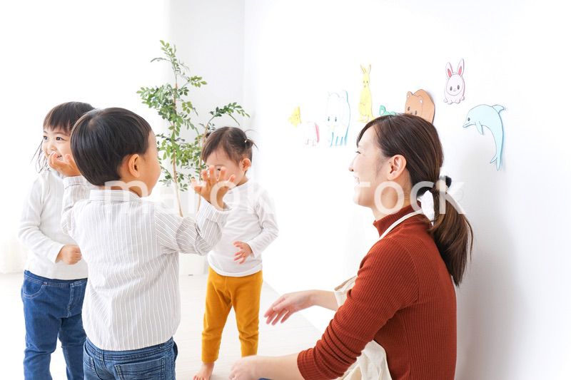 こども園・保育園・幼稚園で遊ぶ子供と先生