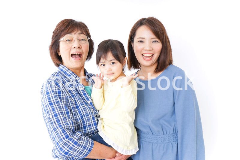 仲良しの子供と母とおばあさん