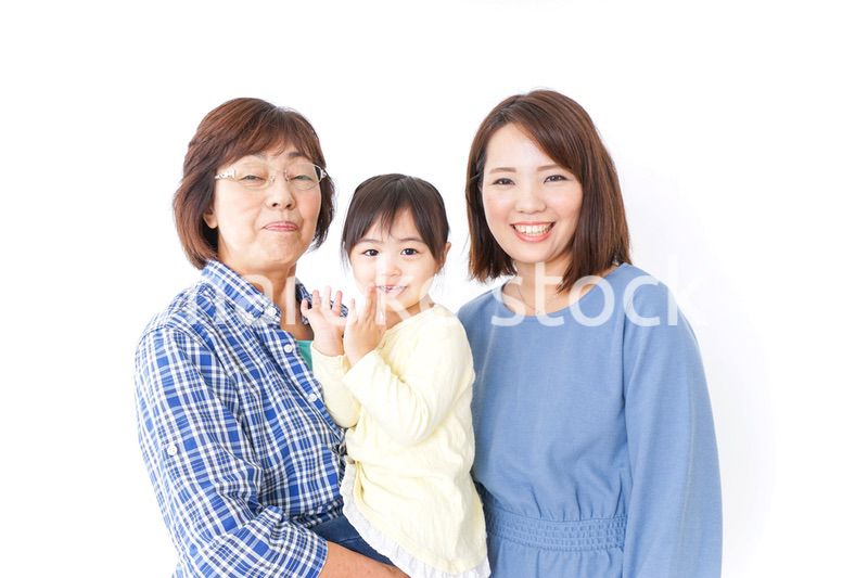 仲良しの子供と母とおばあさん