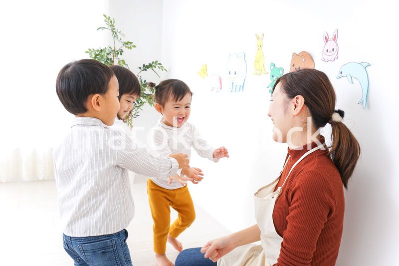 こども園・保育園・幼稚園で遊ぶ子供と先生