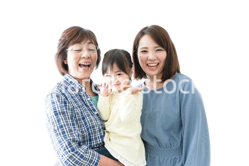 仲良しの子供と母とおばあさん