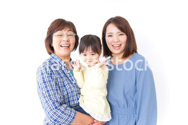 仲良しの子供と母とおばあさん