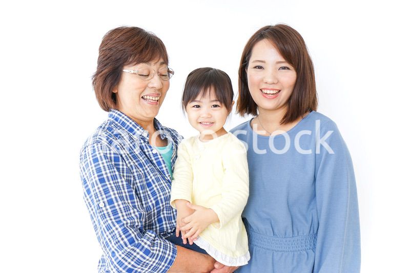 仲良しの子供と母とおばあさん