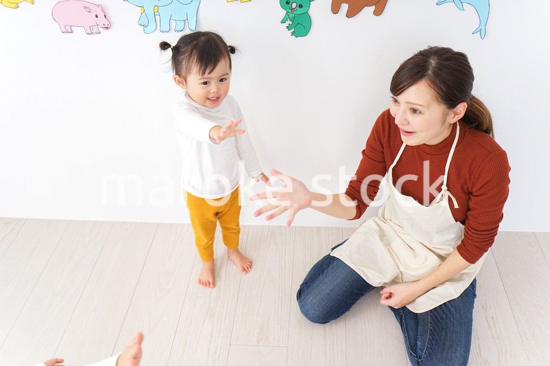 体調不良の子供と保育士