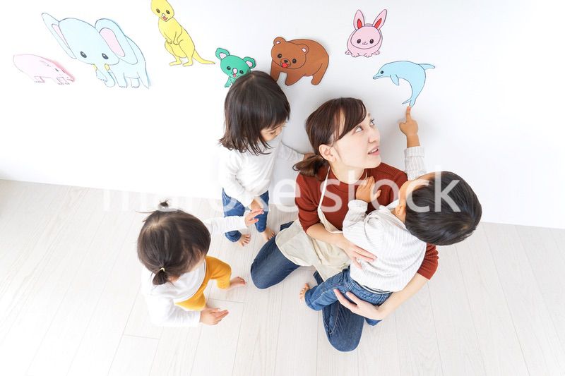 こども園・保育園・幼稚園で遊ぶ子供と先生