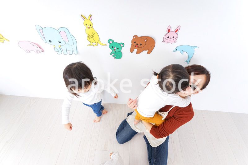 こども園・保育園・幼稚園で遊ぶ子供と先生