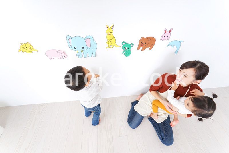 こども園・保育園・幼稚園で遊ぶ子供と先生