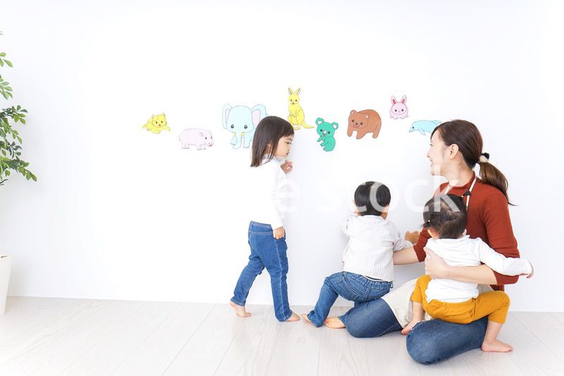 こども園・保育園・幼稚園で遊ぶ子供と先生
