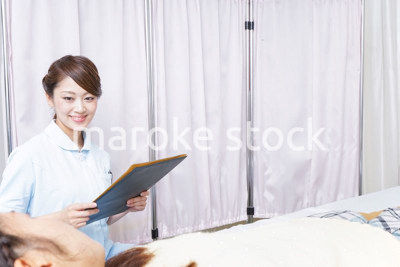 入院患者を回る看護師