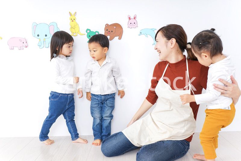 こども園・保育園・幼稚園で遊ぶ子供と先生