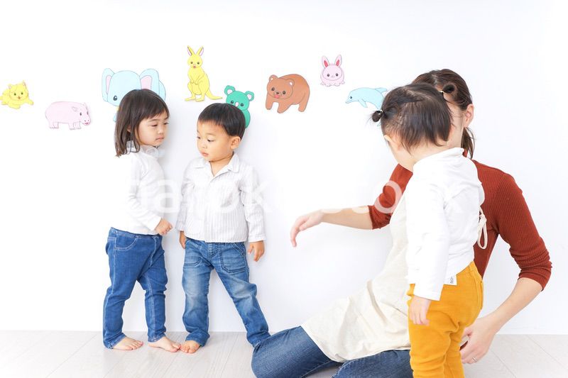 こども園・保育園・幼稚園で遊ぶ子供と先生