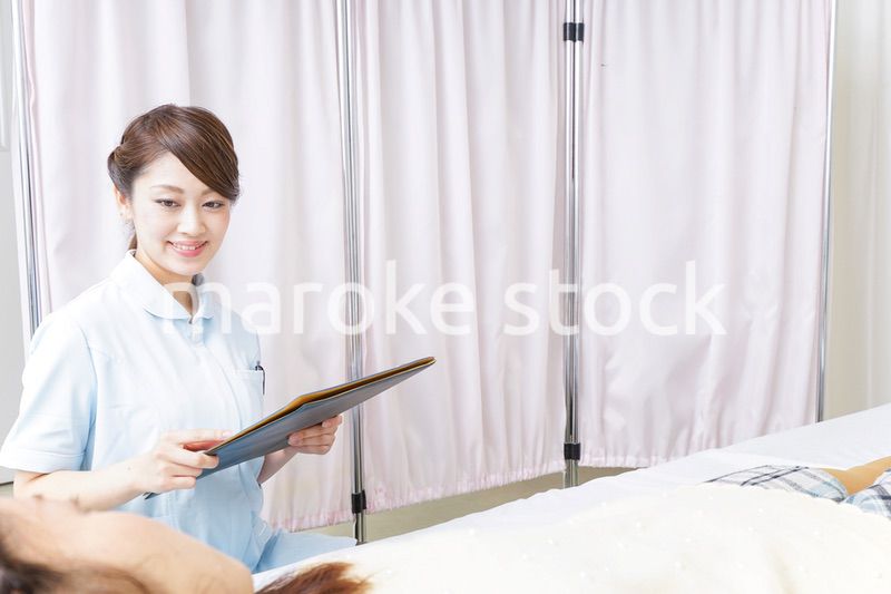 入院患者を回る看護師